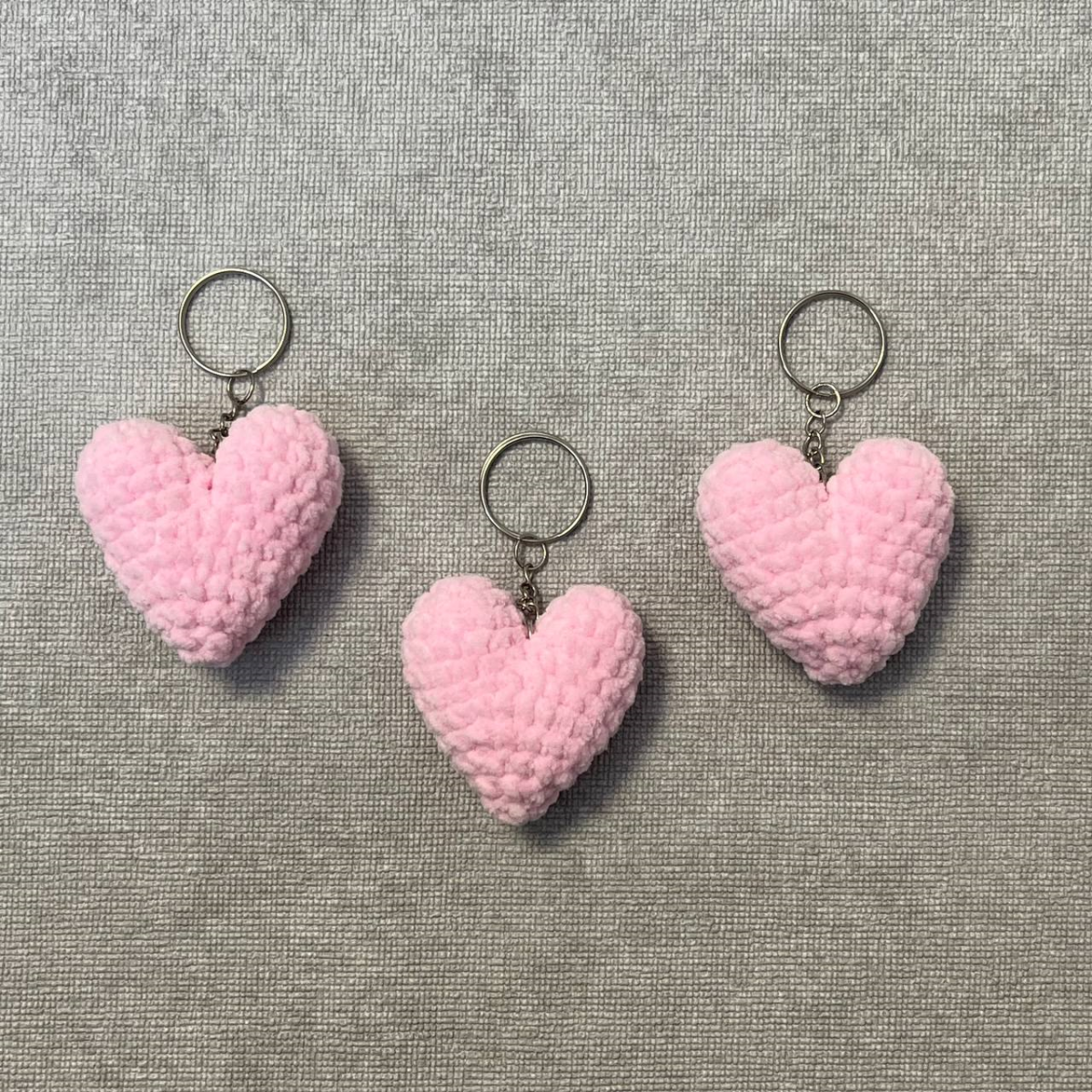 Вязаный брелок в виде сердца из мягкой пряжи. Стильный аксессуар для ключей и сумки, ручная работа, отличная идея для милого подарка.