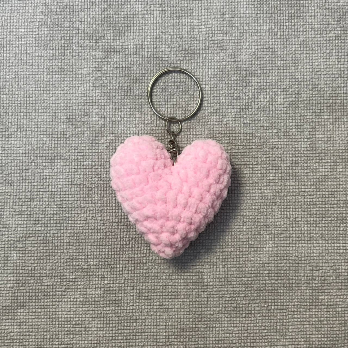 Вязаный брелок в виде сердца из мягкой пряжи. Стильный аксессуар для ключей и сумки, ручная работа, отличная идея для милого подарка.